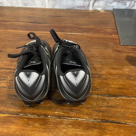 Puma Black and White Soccer Cleats youth 6 - Picture 4 of 7